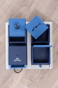 Trixie Jeu De Stratégie Pour Chien Poker Box 1 -Trixie Magasin a8284bb3af30d1403496b5402344f0a9fbdab32fd7f31ae63e4df2b7451f9eb3